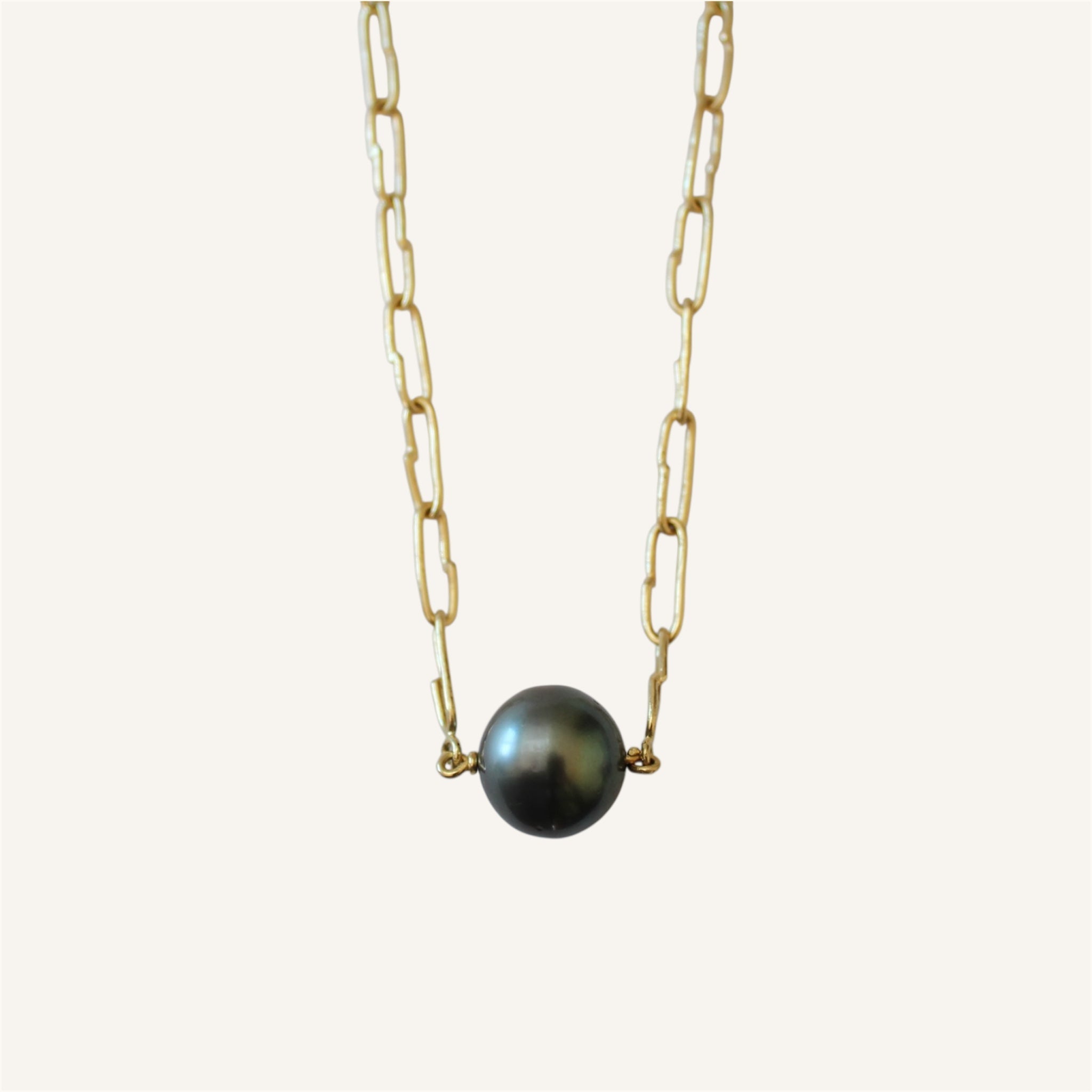 Nothingness — Tahitian pearl pendant in 18k yellow gold